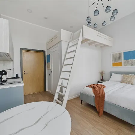 Airy Loft Nestled In Old Town Lägenhet